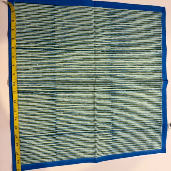 NWT - Ten Thousand Villages - Table Cloth 70x90 and Napkins Set - Picture 5 of 14